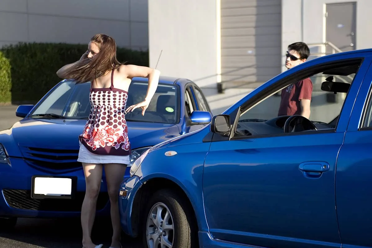 people in a car accident situation at day time
